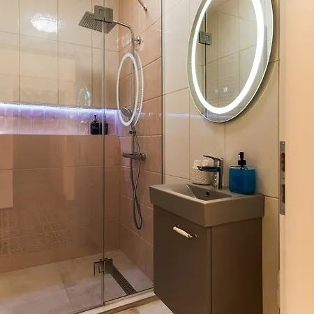 아파트 Broadway Street With 3 Bedrooms & 2 Bathrooms 부다페스트
