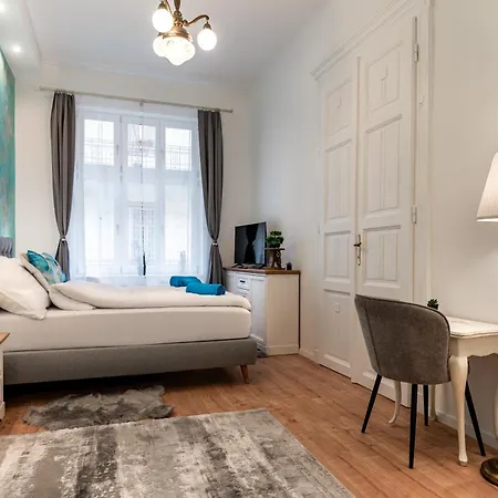 Broadway Street With 3 Bedrooms & 2 Bathrooms *