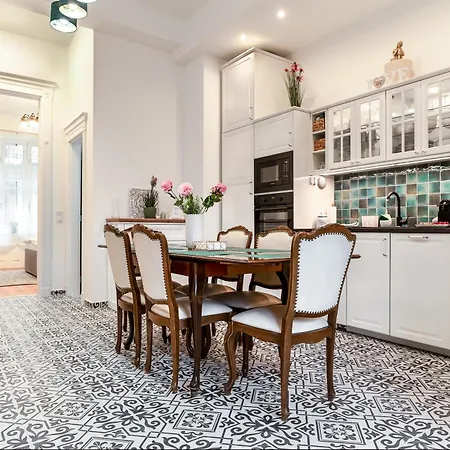 Broadway Street With 3 Bedrooms & 2 Bathrooms דירה בודפשט