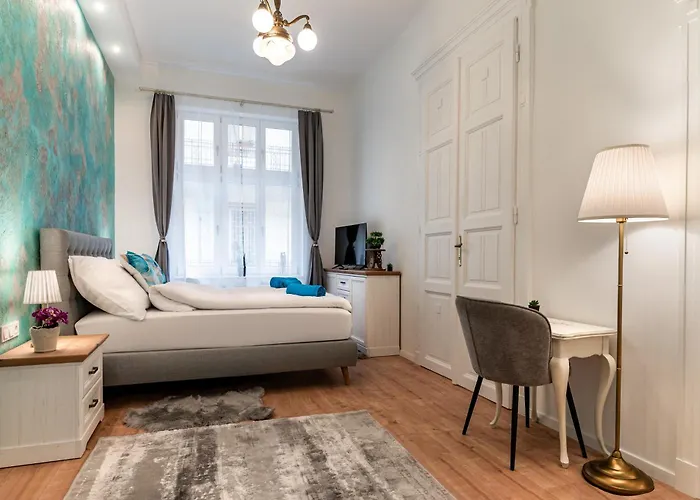 Broadway Street With 3 Bedrooms & 2 Bathrooms *