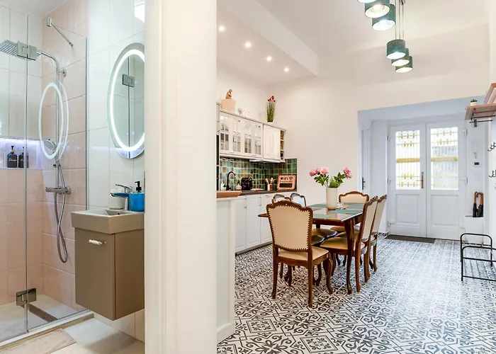 Broadway Street With 3 Bedrooms & 2 Bathrooms * Budapest