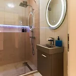 アパート Broadway Street With 3 Bedrooms & 2 Bathrooms ブダペスト