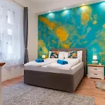 Broadway Street With 3 Bedrooms & 2 Bathrooms ブダペスト