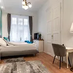Broadway Street With 3 Bedrooms & 2 Bathrooms *