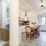 Broadway Street With 3 Bedrooms & 2 Bathrooms * ブダペスト