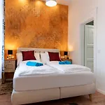 Broadway Street With 3 Bedrooms & 2 Bathrooms アパート