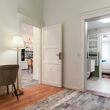 Lägenhet Broadway Street With 3 Bedrooms & 2 Bathrooms