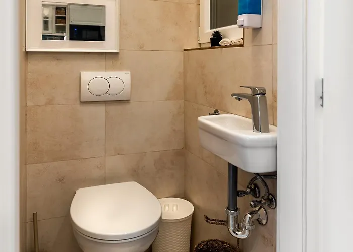 Broadway Street With 3 Bedrooms & 2 Bathrooms Lejlighed *